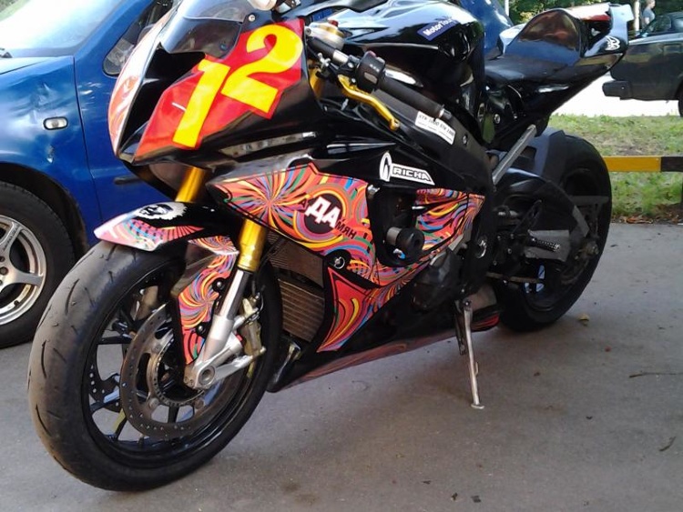 Оклейка мотоцикла пленкой BMW s1000rr