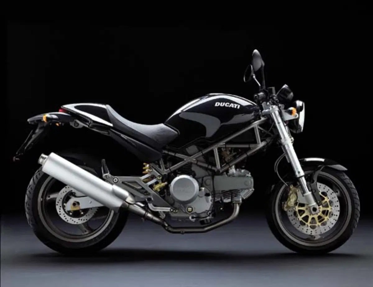 Ducati — три четверти в студийном свете