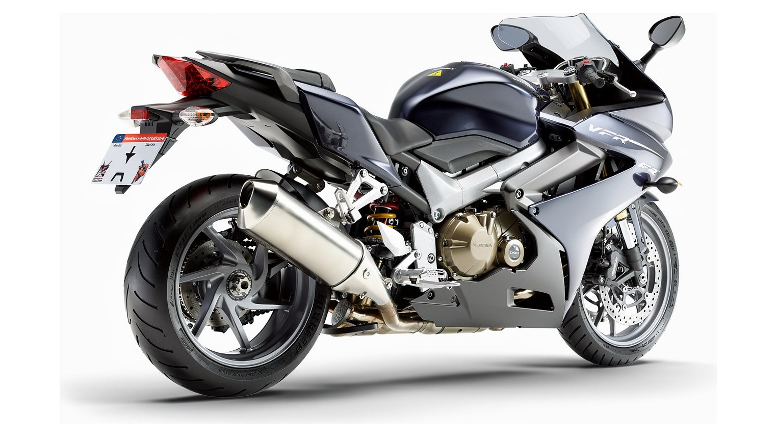Honda VFR800F — три четверти в студийном свете