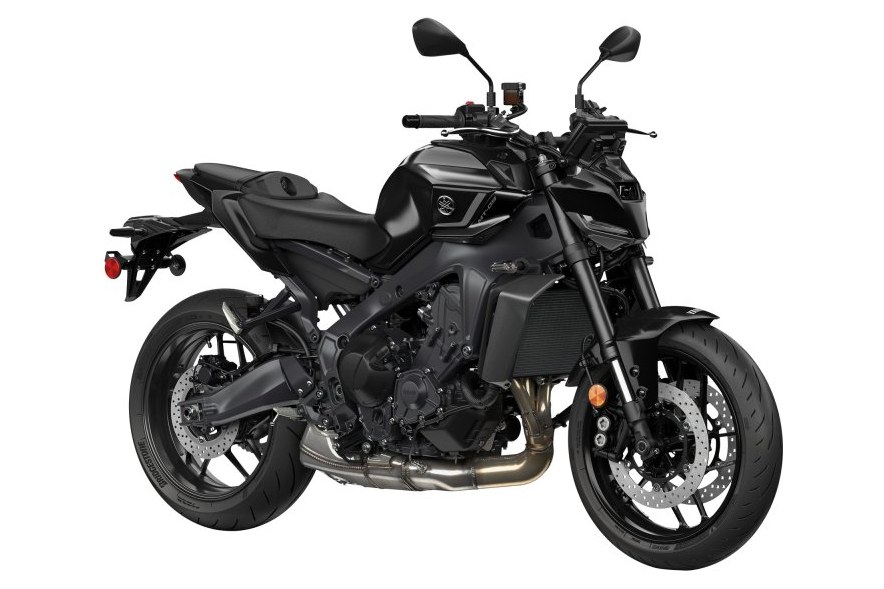 Yamaha MT-09 — три четверти, крупно, чистый фон